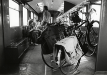 171214 Afbeelding van het vervoer van fietsen per trein met een speciaal fietsrijtuig type Df van de N.S.